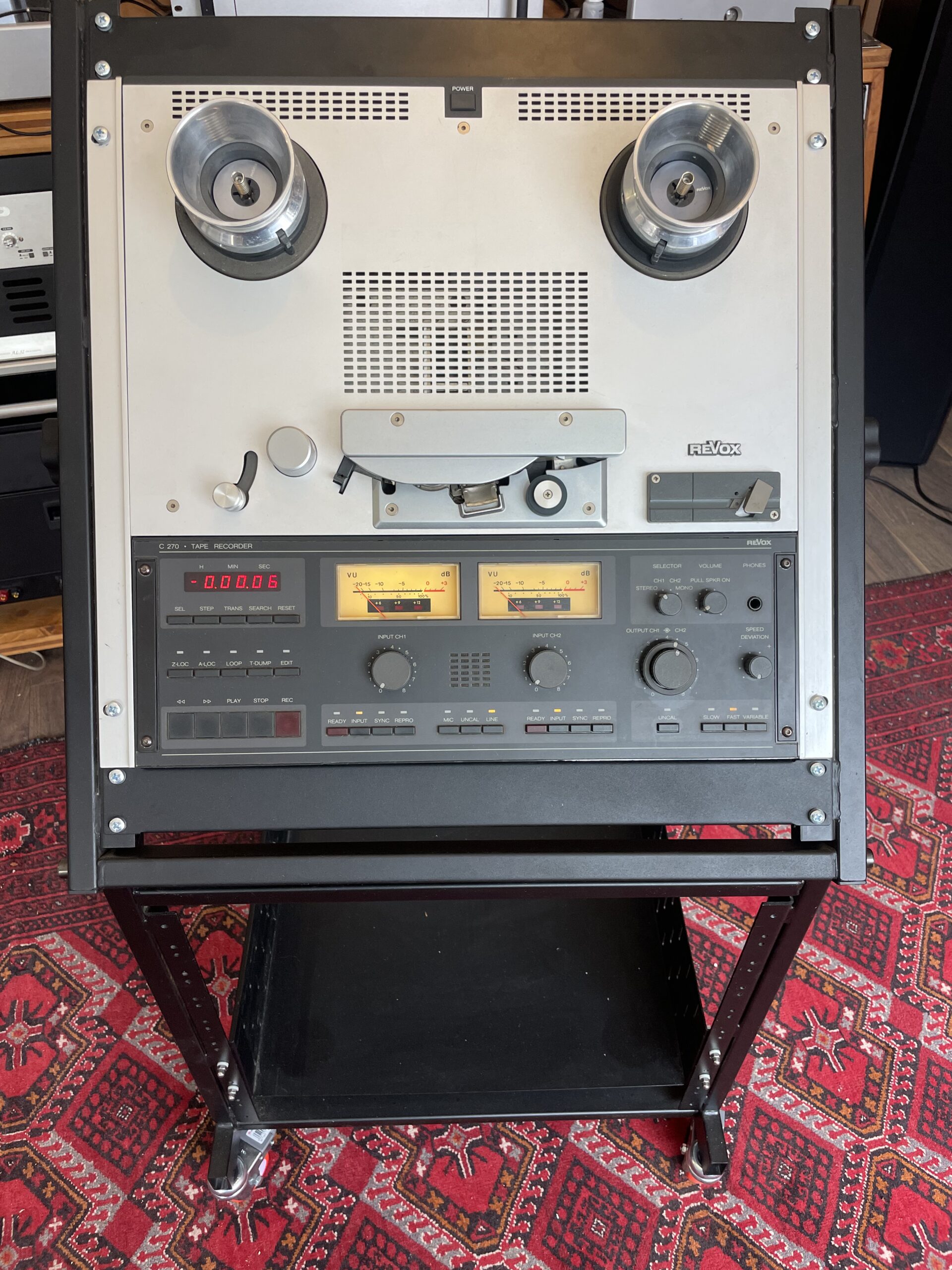 alt="Revox C270 restauré, vue de face"